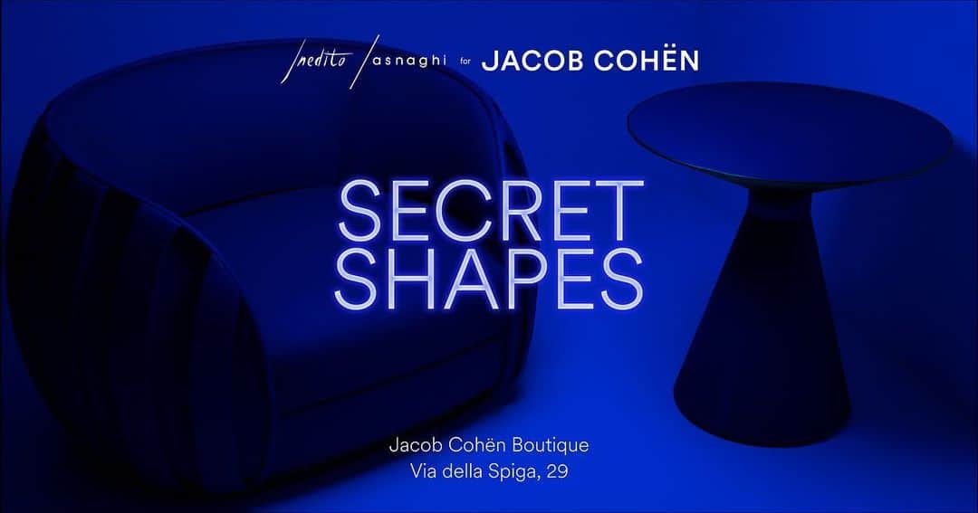 Jacob Cohenのインスタグラム：「On the occasion of Milan Design Week the windows of Jacob Cohën flagship store turn blue to celebrate the new Inedito/Asnaghi for Jacob Cohën – Secret Shapes Collection. 17/26th April 2023 Milan, Via della Spiga 29   #IneditoAsnaghiforJacobCohën #SecretShapes  #JacobCohën」