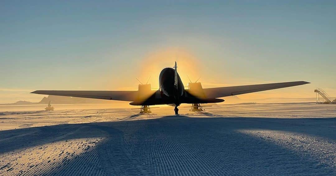 Kevin Richardson LionWhisperer さんのインスタグラム写真 - (Kevin Richardson LionWhisperer Instagram)「#tbt Oh Antarctica 🇦🇶 you really did steal my heart. Just over a year ago my dream of going to Antarctica was realized. To say that landing at Wolf’s Fang runway was like landing on another planet, is an understatement! The landscape is surreal and the first icy breath of air you take burns the lungs, but somehow your body knows it’s getting some of the purest air on the planet. The trip was a blur and in hindsight actually feels like it was a dream. If it wasn’t for the beautiful photos and videos, I probably would think it was! What a stunning place, undisturbed by man’s destructive nature. It’s cathartic, soul rejuvenating and peaceful. A part of me never wanted to leave and a part of me remains there forever.  @davidyarrow thank you for making my dream a reality and @white.desert.antarctica thanks for running such a slick operation. Your staff are truly what sets you apart. A big thanks to @craghoppers for kitting me from head to toe and keeping me from freezing to death in those minus plenty degrees celcius. Your gear really did outperform my expectations.   #antarctica #antarctica21 #whitedesert #wolfsfang #mindfullymade #mycraghoppers #emperorpenguin #dreamsdocometrue」4月20日 22時05分 - lionwhisperersa