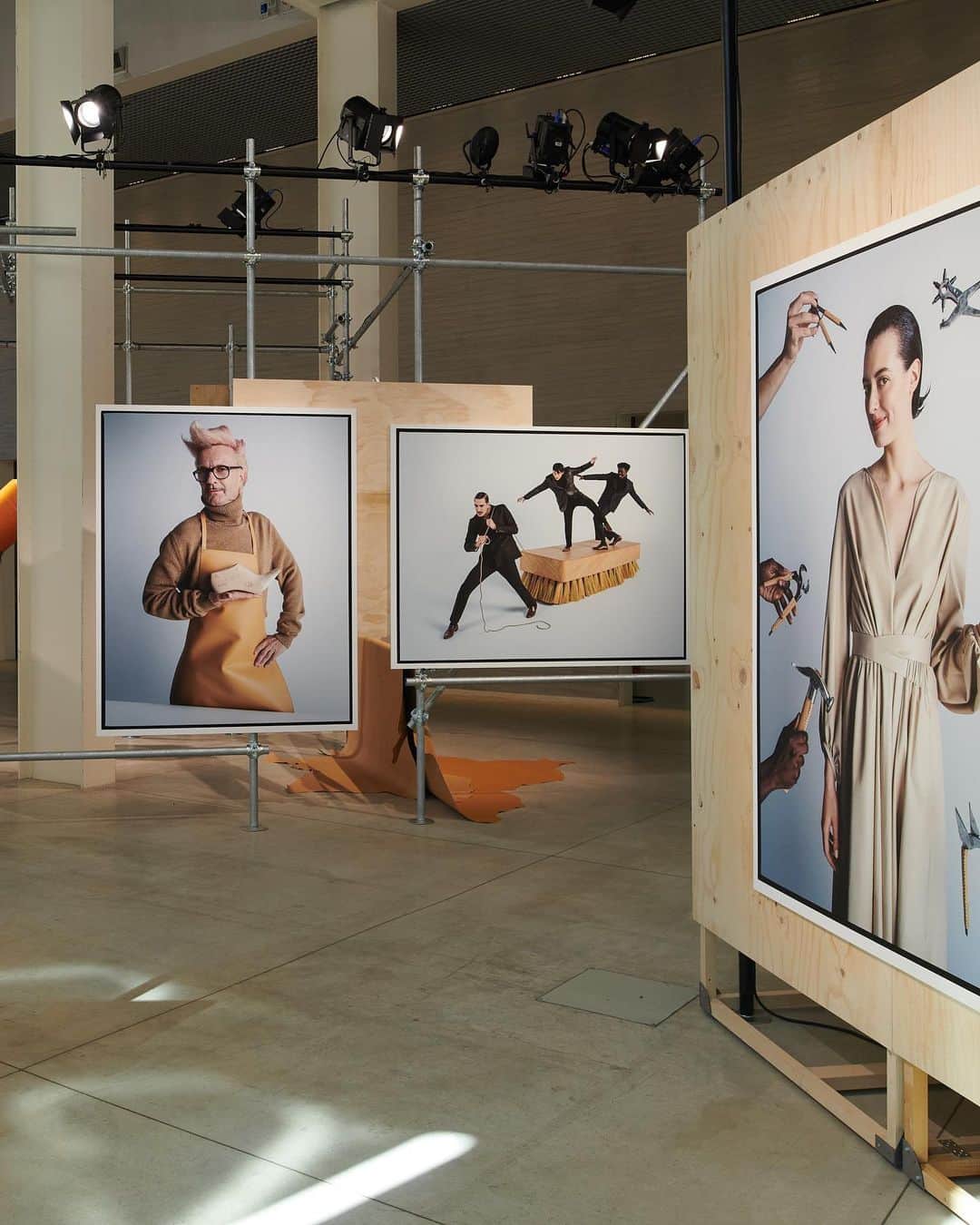 トッズさんのインスタグラム写真 - (トッズInstagram)「The Art of Craftsmanship, A project by Tim Walker. Visit the photo exhibition at the Cavallerizze, National Museum of Science and Technology in Milan, opening today until April 22nd.  #Tods #TodsHeritage #TimWalker #Salonedelmobile2023 #MDW」4月20日 21時58分 - tods
