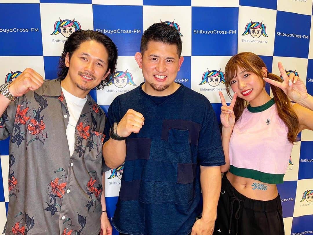 のインスタグラム：「【大貫彩香か宮原華音のRISESTUDIO】  毎月第1、第3木曜20:00〜  渋谷クロスFMにて公開収録。  今回はゲストはHIROYAさんに来ていただきました。  様々な団体で活躍してるHIROYAさんからいろんなお話しが聞けました。  これからもジムの代表同士を格闘技界を盛り上げられたら嬉しいです。  そして！ 次回5月4日のゲストは、、、決まらず！？  4月21日#RISE167 のライト級タイトルマッチを制した選手をお迎えしたいと思います。  お楽しみに。」
