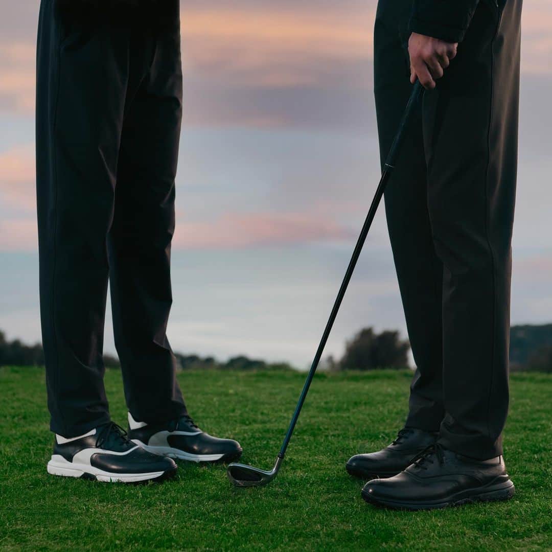 ベルルッティのインスタグラム：「- GOLF BY #BERLUTI -   On the green, it’s all about details: made of patinated Venezia leather, Berluti’s Swing shoes feature a technical rubber outsole complete with spikes to offer exceptional stability on the course. Featuring perforated details and engraved Scritto motifs on the upper, they are the perfect match play companions.  Now available online and in-store.  Photography by @nelson_rosier   #TEEOFFWITHBERLUTI」