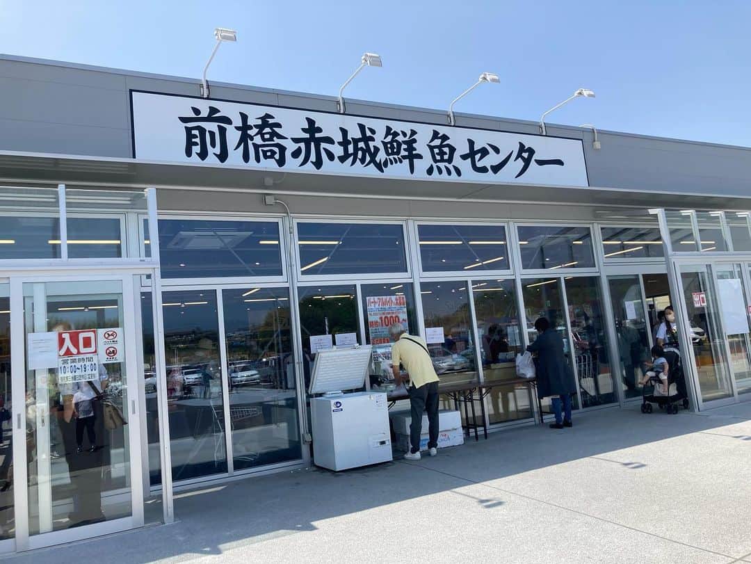 二宮歩美さんのインスタグラム写真 - (二宮歩美Instagram)「＼＼\New Open🎉//／／ 『道の駅まえばし赤城⛰️』 群馬県前橋市に新しくオープンして、今、話題のスポットへ🚗  出来たばかりなので施設は綺麗だし、清潔感満載✨  新鮮な野菜や魚、お肉はもちろん、群馬県の名産品が購入出来たり、大きな公園やドッグラン、テラスでのんびり出来たり、フードコートも充実していて、何より道の駅に温泉があるの最高〜♨️  これからさまざまなイベントや新しくチャレンジコンテナショップも予定されているみたいで、更に賑わいを見せていきそう🙌  長期出張中には買い出しをして、調理具や調味料も取り揃えたり、準備して、簡単な料理を作ったりする時間が大好きだったり🥺  これから、また前橋出張のホテルライフが更に楽しくなりそうな予感🤤  #群馬県 #前橋市 #道の駅まえばし赤城 #前橋市おすすめスポット #群馬県おすすめスポット  #二宮歩美」4月20日 21時59分 - ninomiyaayumi