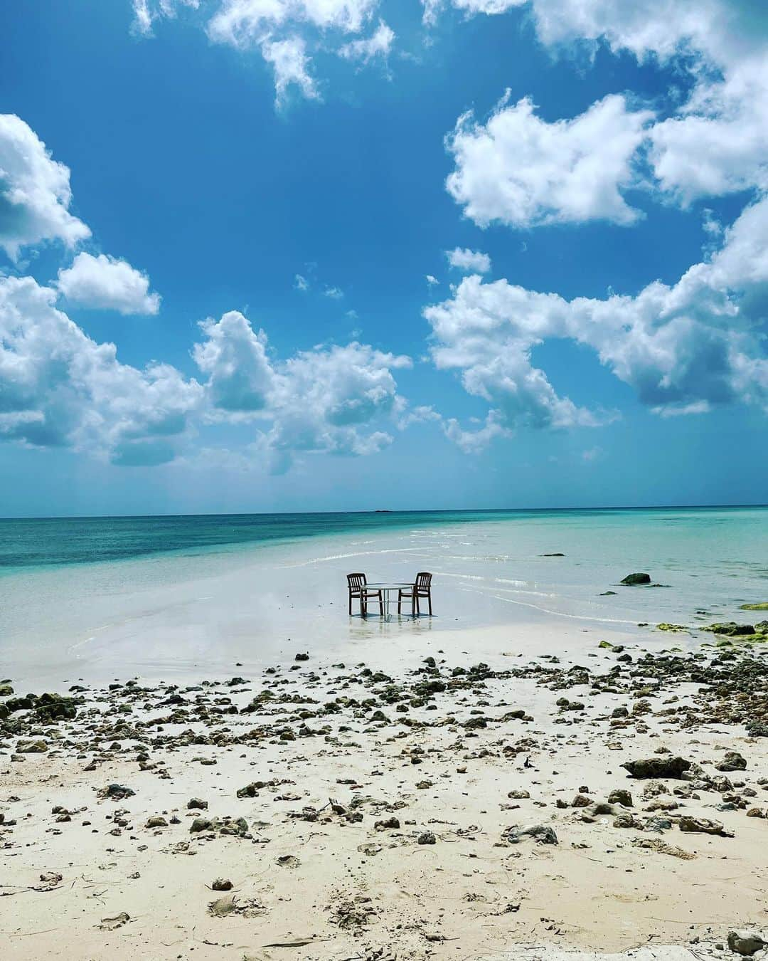 GSのインスタグラム：「🌊☀️✈️  2日間のサイパン旅最終日夜 サイパンを振り返りながら綴ります🤚  まず良いなと思った所 ・近さ(東京から3時間半、時差が+1h時差ボケなし) ・物価が安い(例えば、全身マッサージ1h $30、鉄板ディナーコース$90、マリンジェット20分乗り回し放題$30など。ちなみにお隣のグアムだと1.5倍〜2倍の場合も) ・サイパン内での移動距離がさほど無い ・食べ物が美味しい  悪い部分をあえて無理矢理あげるなら日差しが痛いw しっかり疲れさせてくれる太陽ですね！  いや〜それにしても大満足過ぎて語りきれないレベルです。  このコロナ明けのタイミングでサイパンに来れたからこそ感じれた魅力がこのサイパンにはある気がします👍  「Simple is Best」  是非サイパンをお勧めします！ 自分も近日中に戻ってきたいと思います👍  今回沢山の協力をしてくださった マリアナ政府観光局 クラウンプラザリゾートサイパン 現地スタッフ&撮影スタッフの皆様 最高で最幸の時間をありがとうございました🙏  #サイパン #サイパン旅行 #北マリアナ諸島 #マリアナ政府観光局 #観光大使  #crowneplazaresortsaipan #maribar #theterrace #ataaridinnershow #maiteppanyaki #saipan  @mymarianas_mva @crowneplazaresortsaipan @keiko_saipan  @akarisaipan」