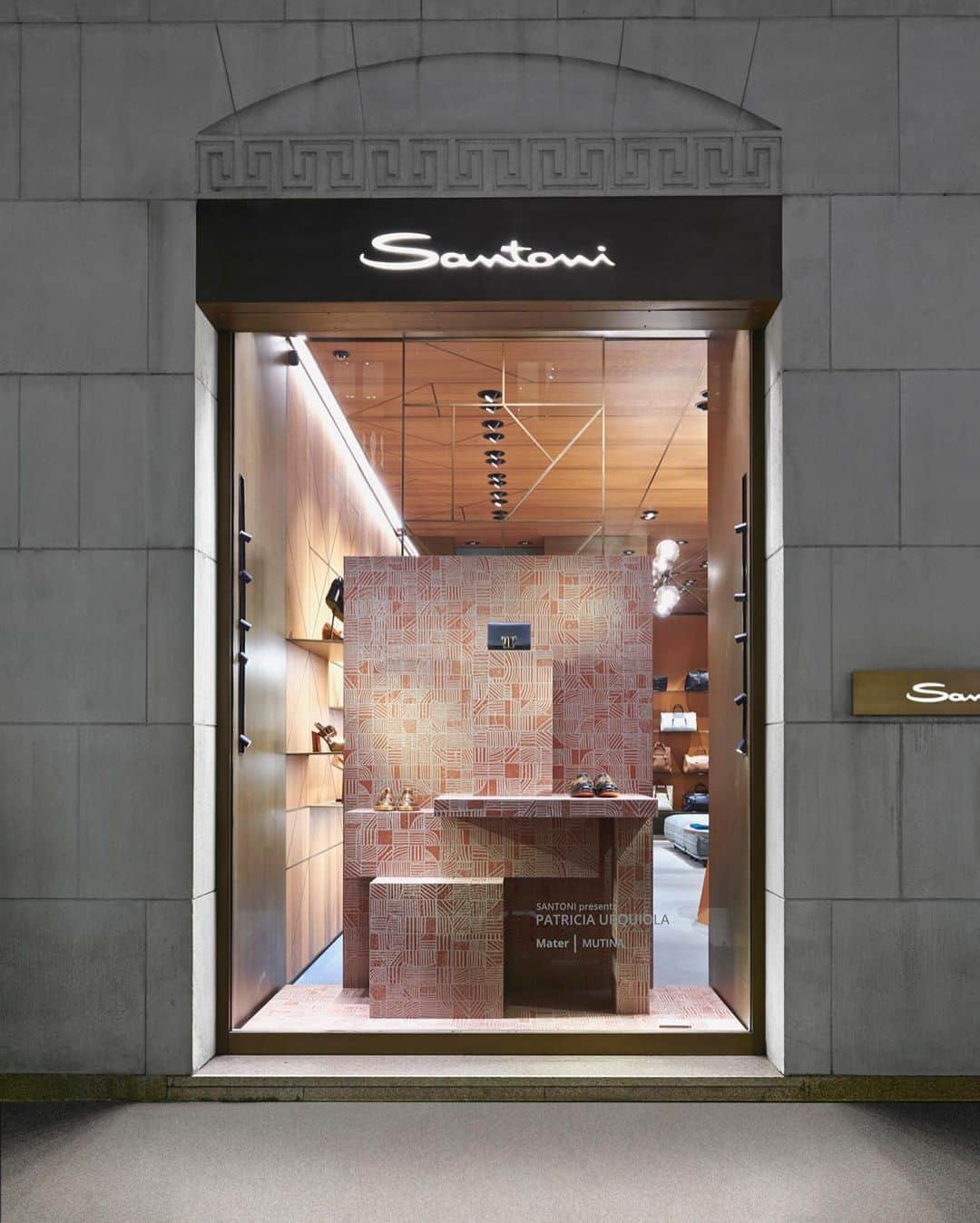 サントーニのインスタグラム：「The exclusive installation designed for Santoni's boutique window during Milan Design Week 2023 is the first creation to feature "Mater", the new  ceramics collection, realized by @patricia_urquiola in collaboration with @mutinaceramics.  The collection, whose name comes from Materia, is inspired by the customized graphics of the late 50s and, especially, Vietri artisanal ceramics.  #Santoni #MilanDesignWeek #MilanDesignWeek2023 #PatriciaUrquiola #MutinaCeramics」