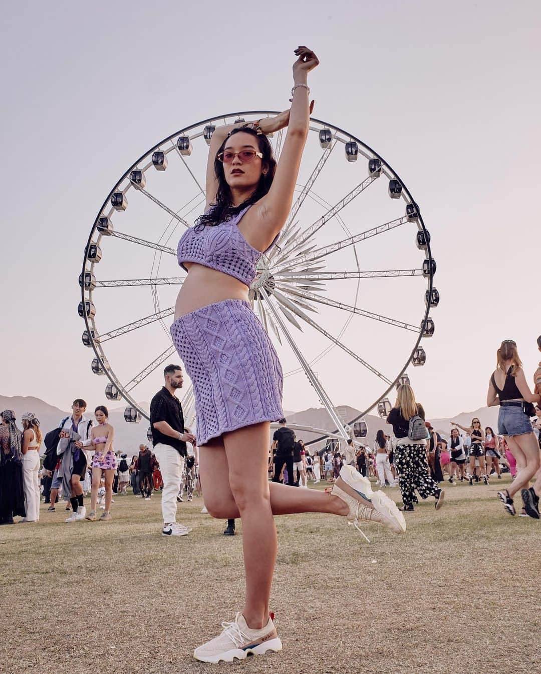 松岡モナさんのインスタグラム写真 - (松岡モナInstagram)「Enjoying @sorelfootwear shoes at Coachella this past weekend🥰💃🏻 Baby bump blooming🌸 #ad  #sorelstyle」4月20日 22時00分 - monamatsuoka