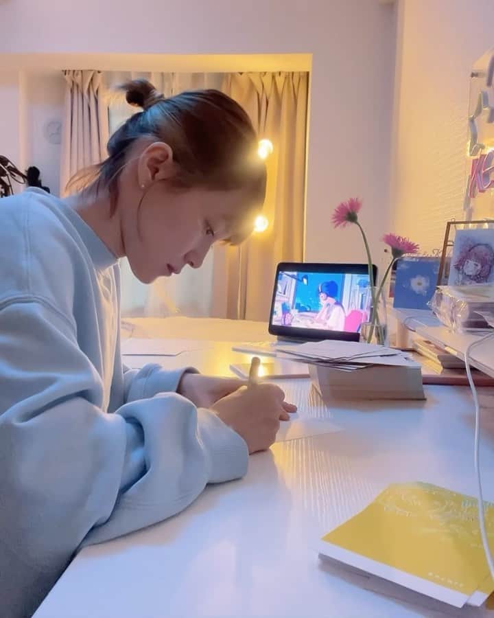 Kecoriのインスタグラム：「アルバムを予約してくれた方々へのメッセージ🌷✉️✏️ この瞬間っていつも不思議な感覚で、自分の歌を聴いてくれてる人ってこんなに実在しているんだ！って思えます。音楽を続けたいって思えるのも、こうやってCDを受け取ってくれたり、ライブに来てくれる人達やいつも自分の歌を聴いてくれる人達のお陰。  SNSに初めて歌を載せ始めた時から 何年経ったかなと振り返りました。、、 信じられないくらいな夢みたいな日々もあれば、もうダメだと落ち込む事もあったり、音楽で活動するって楽しい事ばかりじゃないけど、自分の歌を好きだと言ってくれる人達に出会って、ずっと変わらず歌を届けられる事が私は嬉しいし、それがやっぱり自分の1番の幸せなんだと思います✨ 沢山の夢を叶えさせてくれてありがとう🌷  そしてミニアルバムのリリースまであと１週間😊🎙 もうすぐだ✨ 楽しみしてて下さい☺️🌷  #いつもありがとう#このBGMはずばり心晴るのピアノver.だよ#泣ける#歌入はCD限定盤に入ってます#予約はまだ出来るよ#Kecori#けこり」