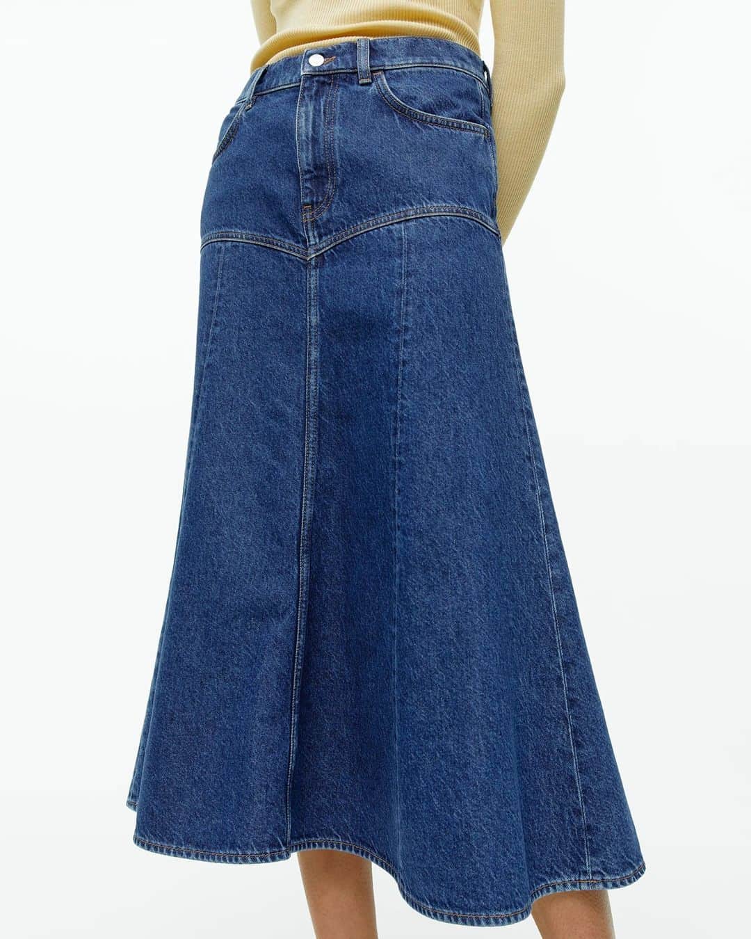 ARKETさんのインスタグラム写真 - (ARKETInstagram)「This denim skirt is cut for a flared, A-line silhouette. A mid-waist style with belt loops, button closure and zip fly as well as front pockets. The denim fabric is a blend of recycled and organic cotton together with REFIBRA™ lyocell for soft comfort. Explore all of our new arrivals: link in bio. - #ARKET」4月20日 22時01分 - arketofficial
