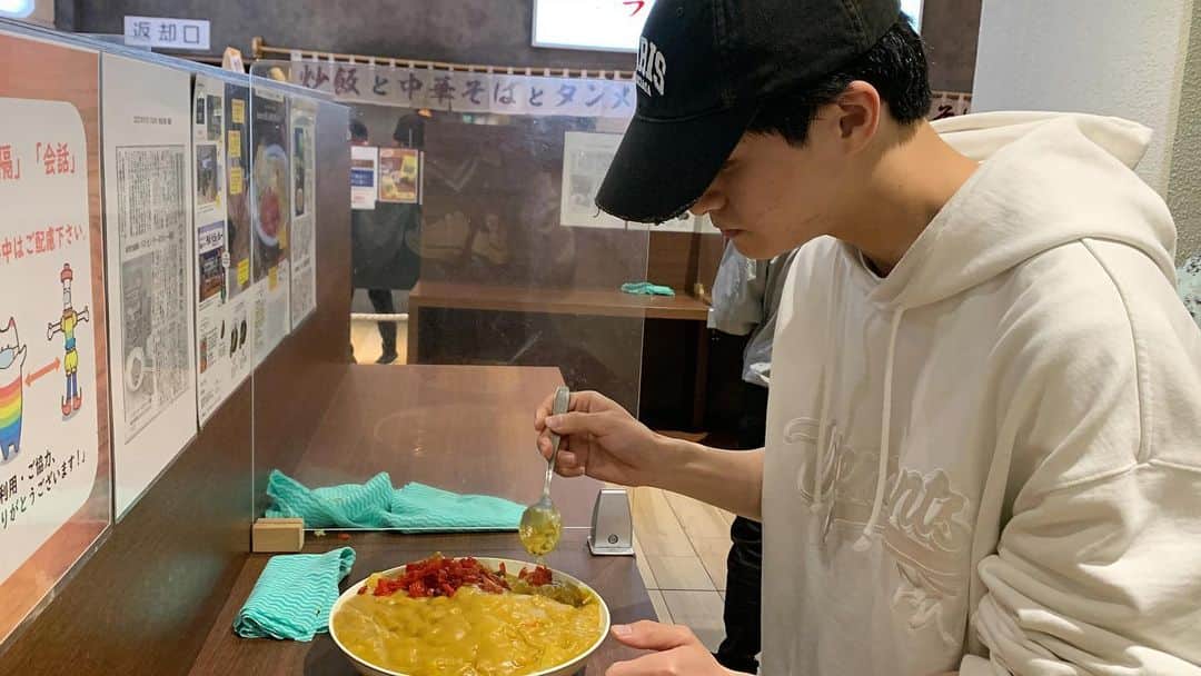 のインスタグラム：「新潟名物「バスセンターのカレー」を爆食いした写真🍛  みんな、もし食べる際は1人で大盛り頼むのはほんっっっっとうにやめた方がいいよ。  美味しいけども。😋  #新潟  #バスセンターのカレー  #新潟バスセンターのカレー  #グルメ」