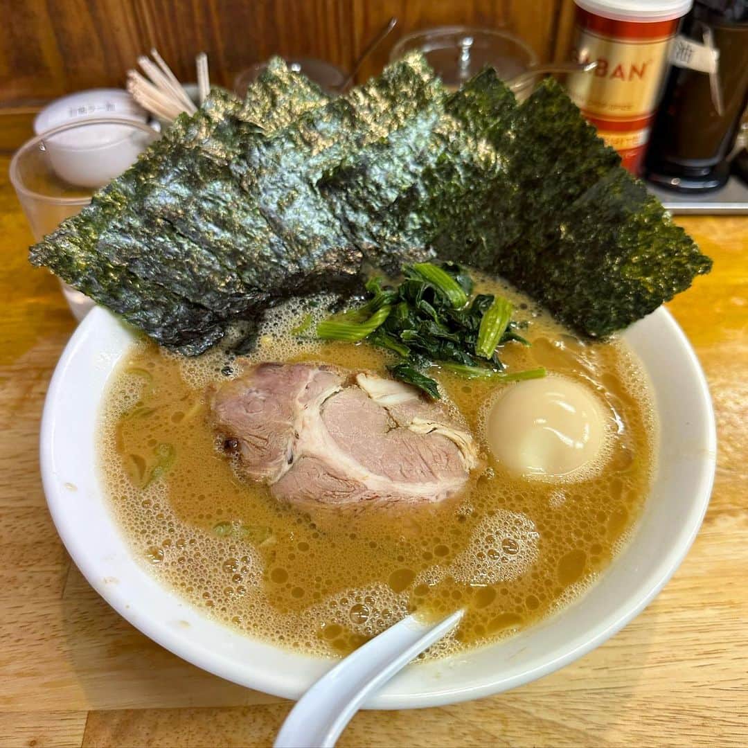 SHUHEI.Kのインスタグラム：「なんか前よりもまた美味くなってる。。 いつも満席のラーメン屋。 オススメです。」