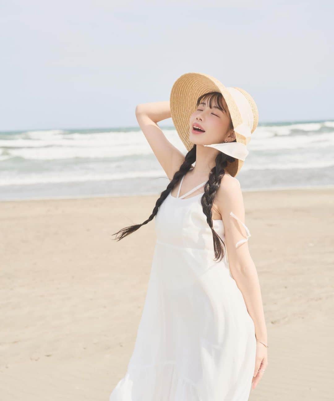 えみ姉のインスタグラム：「ㅤ @olu.myself とのコラボアイテム Olu.のアカウントでも詳細どんどん出てるから ぜひチェックしてね✔️ ㅤ ＼5月10日発売開始／ ㅤ もうめちゃくちゃ可愛くて 今年の夏はさすがに楽しみすぎる🥺 ㅤ 夏楽しむ準備しててな🐈‍⬛♡♡♡ この真っ白な夏のお嬢さんワンピで 絶対沖縄行く！！！ ㅤ ㅤ ㅤ #夏服 #2023ss #olu」