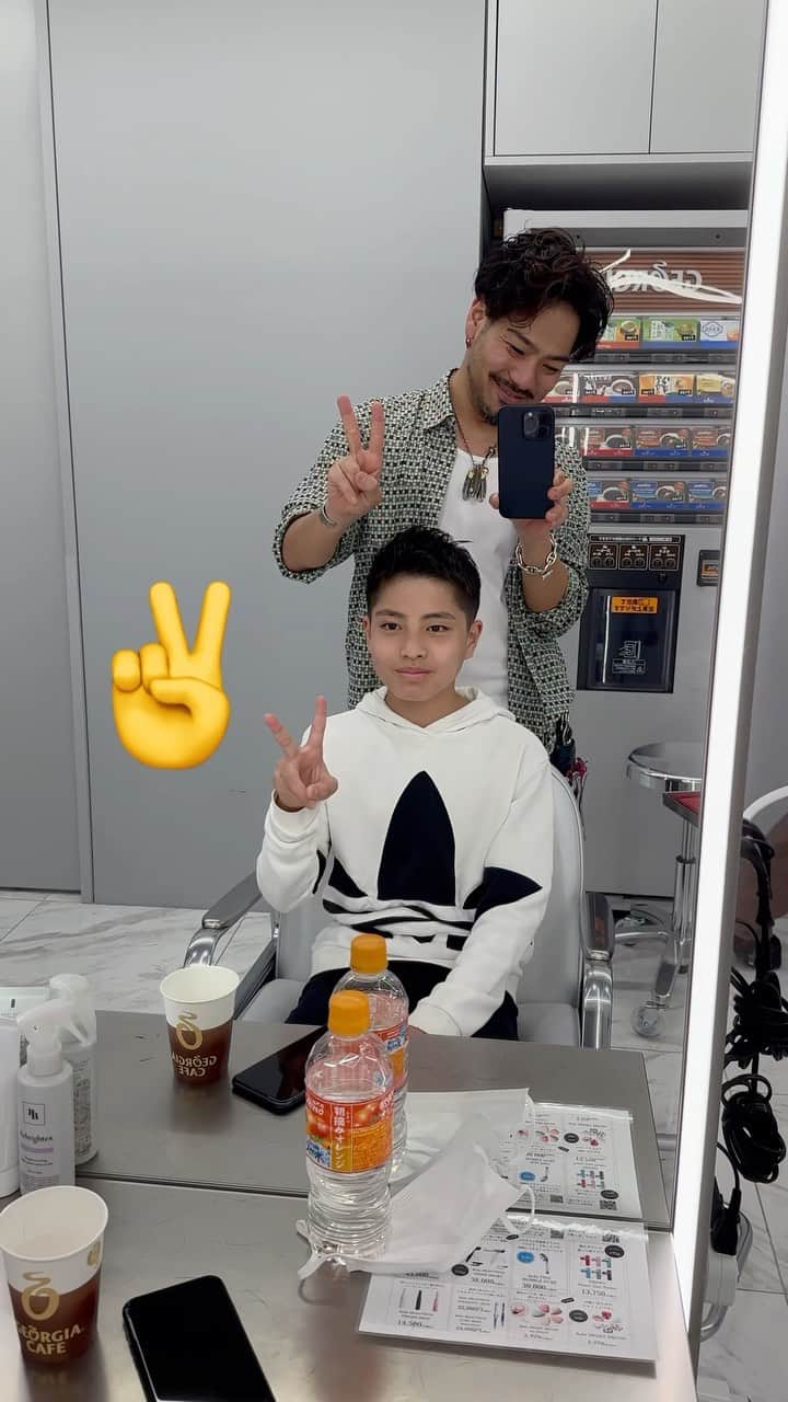 浅野宏明のインスタグラム：「#キッズカット ✂️ 中学2年生の#メンズカット ✨ このくらいの時期が1番母ちゃんと一緒に来るのが嫌な時だよな⁉︎ それなのにわざわざ来てくれた✌️😁 ありがとな🔥  #カット と#眉毛カット したら#イケメン になったな✨  やぱ#キッズカット男の子 なら黙って#短髪 #ベリーショート だよな🫰😙  また来いよー✂️  キッズカット¥5500  VAICE新宿店☎️0362338687  #新宿キッズカット#キッズカット新宿#メンズ#メンズヘア#メンズヘア新宿#メンズカット新宿#メンズパーマ新宿#新宿メンズカット#新宿メンズ美容室 #メンズ眉毛サロン #アイブロウ#新宿アイブロウ#メンズ眉毛脱毛 #メンズ眉毛脱毛新宿#新宿眉毛サロン#アップバング#アップバングショート」