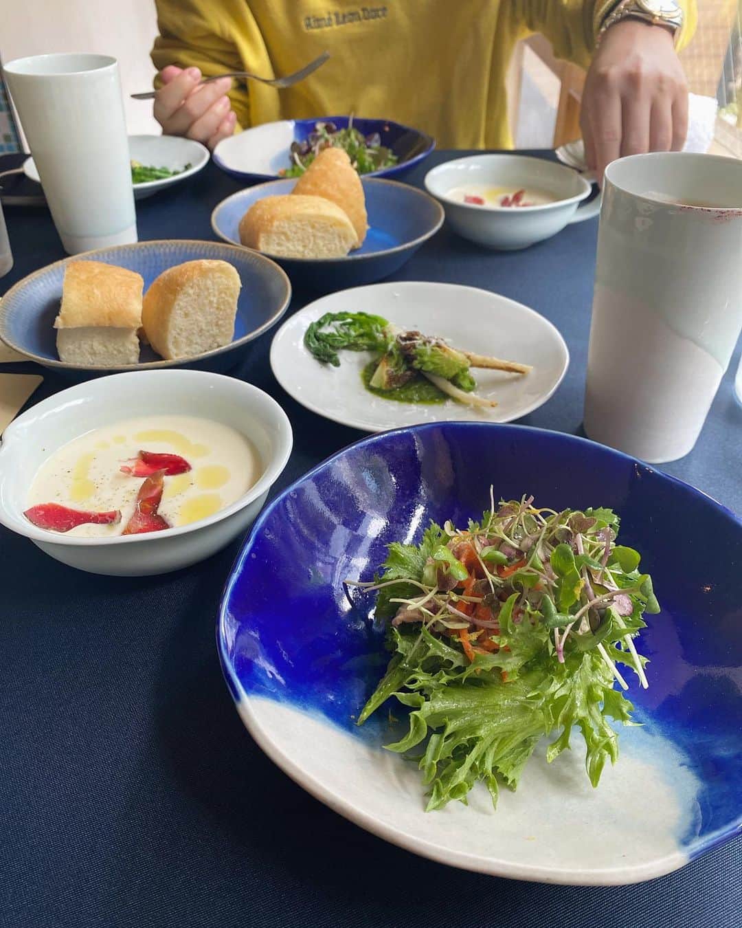 吉田佳菜さんのインスタグラム写真 - (吉田佳菜Instagram)「ㅤㅤㅤㅤㅤㅤㅤㅤㅤㅤㅤㅤㅤ ㅤㅤㅤㅤㅤㅤㅤㅤㅤㅤㅤㅤㅤ @selsalsale_lunch  2年前に夜のディナーを食べて感動したお店🍽 ㅤㅤㅤㅤㅤㅤㅤㅤㅤㅤㅤㅤㅤ 4月からランチを始められたとのことで 週末に早速行ってきた♪ 前菜3品とスープとフォカッチャ、メインのパスタ 全部美味しくて大満足！ ㅤㅤㅤㅤㅤㅤㅤㅤㅤㅤㅤㅤㅤ 感動したデザートは昨日の投稿に詳しく載せました😚 ㅤㅤㅤㅤㅤㅤㅤㅤㅤㅤㅤㅤㅤ ㅤㅤㅤㅤㅤㅤㅤㅤㅤㅤㅤㅤㅤ #ちわこの休日 #代官山ランチ #恵比寿ランチ #selsalsale #セルサルサーレ #パスタランチ #コースランチ #イタリアンランチ #イカスミパスタ」4月20日 22時14分 - yshdkana