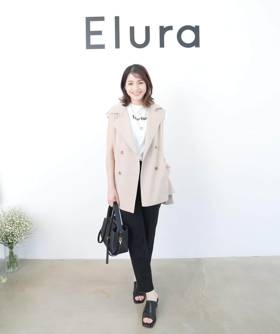 村上シェリーのインスタグラム：「Elura ⭐︎ 2023SS展示会  私の履いている @elura_official  の リラクシーテーパードパンツ💡 笑っちゃうくらいに伸縮性抜群！  しゃがんでも、走っても、何をしても突っ走る箇所ナシ✨  どれだけ動いてもシワにもならさず、 シルエットもキレイなまま✨  すごい…  さらにお家で簡単に洗えるので、 少し綺麗目にお出かけするにも、子どもと遊ぶ時にも✨出番が多すぎる！  真冬以外、年中着まわせそう✨  最近感動したパンツなのでした💡 オススメ😆  #エルーラ　#Elura #大人の悩みに効くコーデ　#elura2023ss  #女模特兒 #女模 #穿搭  東京　#tokyo #大人コーデ #大人ジュエリー  #女模特兒  #momlife #ママコーデ　#style #イージーケア　#体型カバー　#着回し　#着回しコーデ　#お出かけコーデ　#パンツ　 #美脚パンツ　#サマ見えリラクシーテーパードパンツ　#大人カジュアル #style #styleblogger」