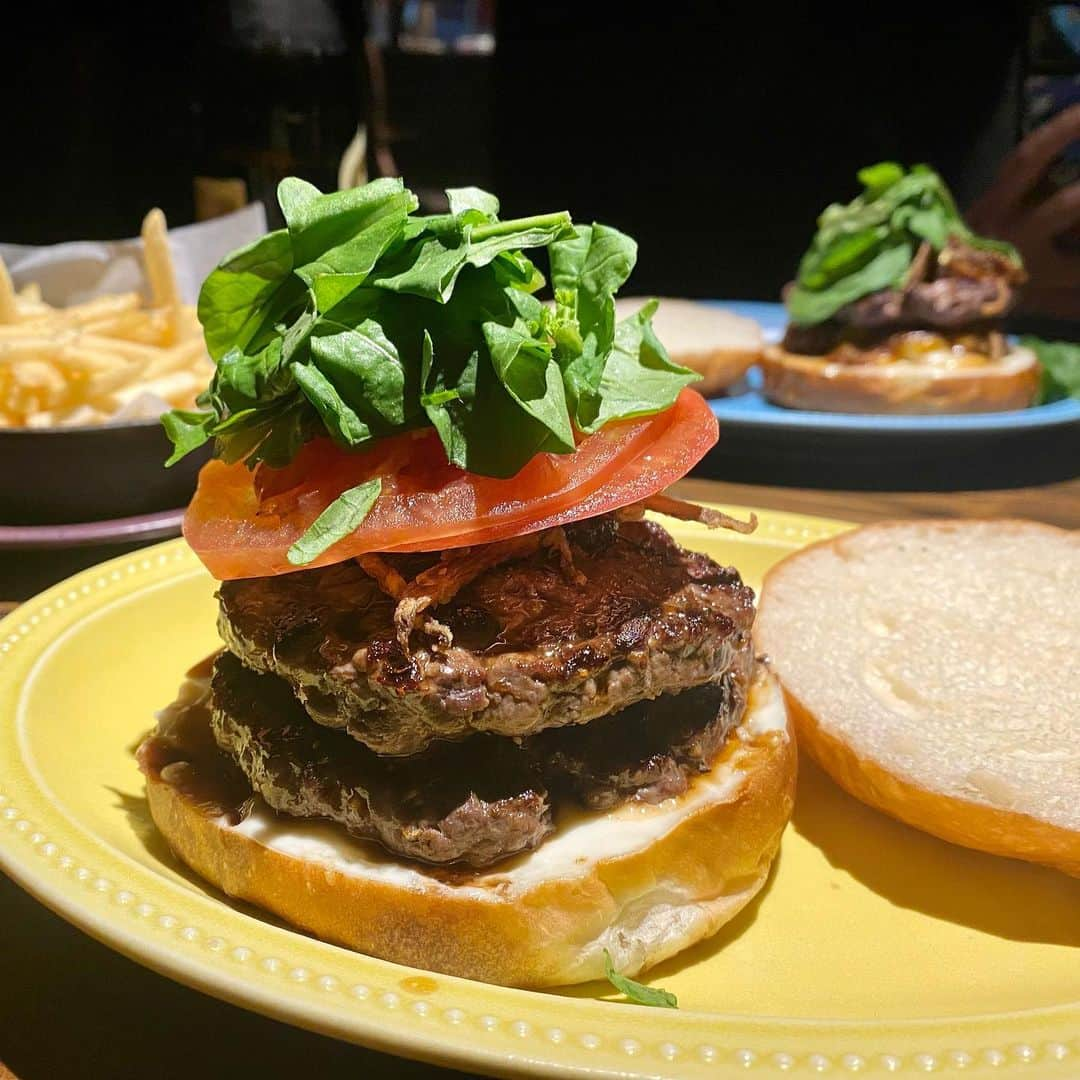 澤田修のインスタグラム：「毎月、潮見スキッパーズを訪れる自主企画【毎ツキッパーズ🍔】 4月のゲストは 、ほっちゃん！3年越しの約束が果たせました🍔  スキッパーズダブルチーズ（チーズ抜き）とスキッパーズ3.0を注文、絶品でした。  ＃潮見スキッパーズ #スキッパーズダブルチーズ  #たけうちほのか  #BestBurgerTokyo」