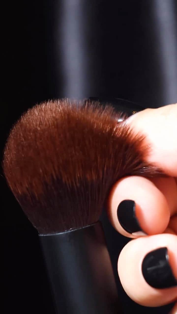 Motives Cosmeticsのインスタグラム：「🖤 LEVEL UP 🖤 your artistry and achieve a flawless finish with our essential makeup brushes. These brushes are like a dream team, with their plush, soft and flexible bristles that help you achieve a smooth and luxurious application of your favorite liquid, cream, and powder formulations. 🖤 #motivescosmetics」