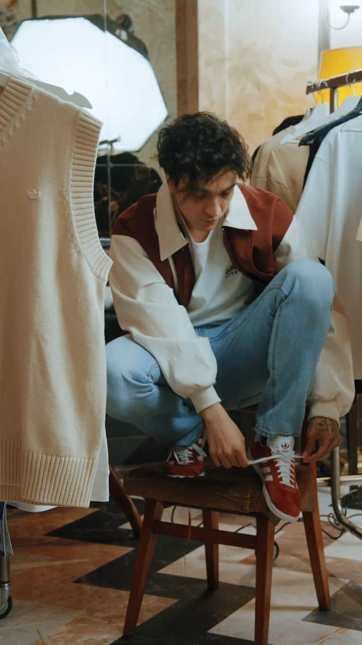 adidas Italiaのインスタグラム：「Stile e icona senza tempo: questa è Gazelle. Unisciti a @tananaimusica e @mattia_stanga ed entra nel #ClubOriginals!」