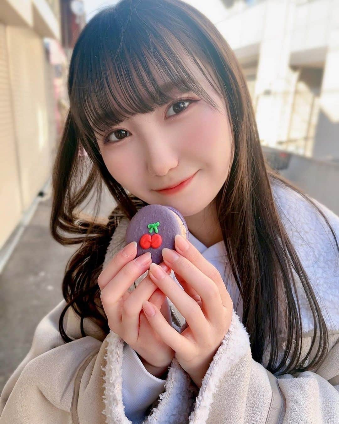 宮田有萌のインスタグラム：「トゥンカロン.｡.:*☆  ミルクティー味美味しかったです(｀・ω・´)b  #トゥンカロン #スイーツ #ミルクティー #さくらんぼ #ロングヘア #黒髪ロング #アイドル #宮田有萌 #instagood #instapic #longhair #sweets #macaroon #fashion #japanesegirl #idol #패션 #코디 #오늘의코디 #코디스타그램 #옷 #뚱카롱 #장발 #후식」