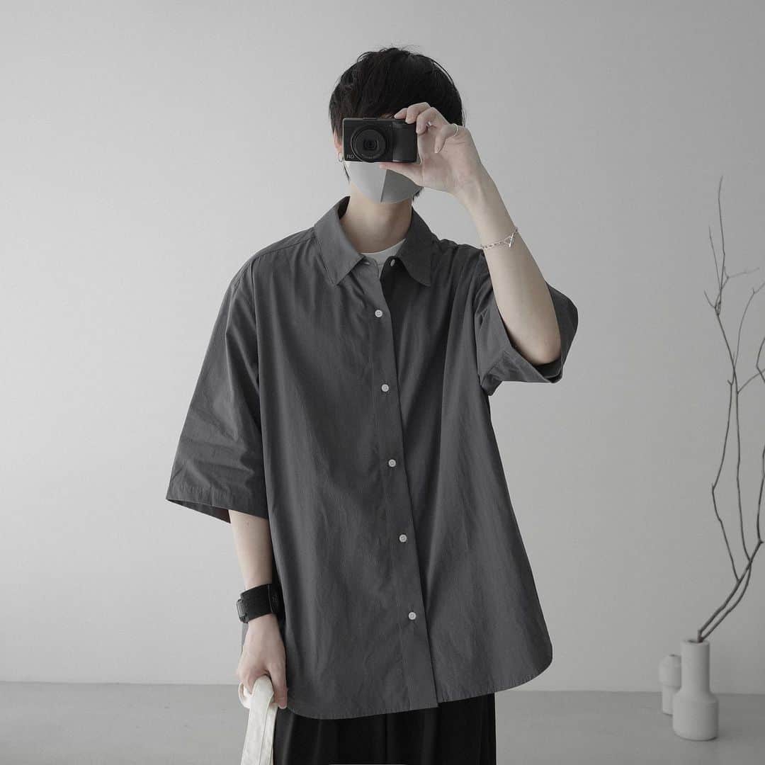JUN / Yohukasiのインスタグラム：「⁡ ⁡ 4月の麻調合繊シャツに引き続き、 コットン半袖オーバーシャツを作りました  なんと今作も4000円台です ⁡ ４枚目の通りなかなか珍しい色味だと思うので ぜひ情報解禁をお楽しみに☺︎ ＿＿＿＿＿＿＿＿＿ ⁡ 01｜@remer_official coming soon / 5月1日情報解禁 02｜Y's × G-SHOCK 2023 03｜ @mhl_jp  04｜ @ten._____  ⁡ #remer #シンプルコーデ #夏コーデ」