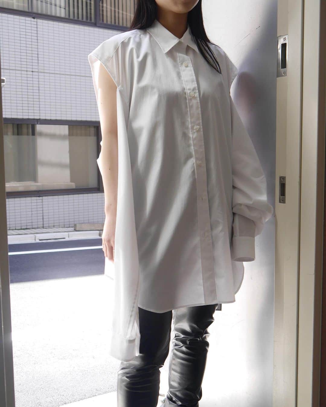 MIDWEST TOKYO WOMENのインスタグラム：「@johnlawrencesullivan_official  Broadcloth hanging sleeve shirts white / black / blue」