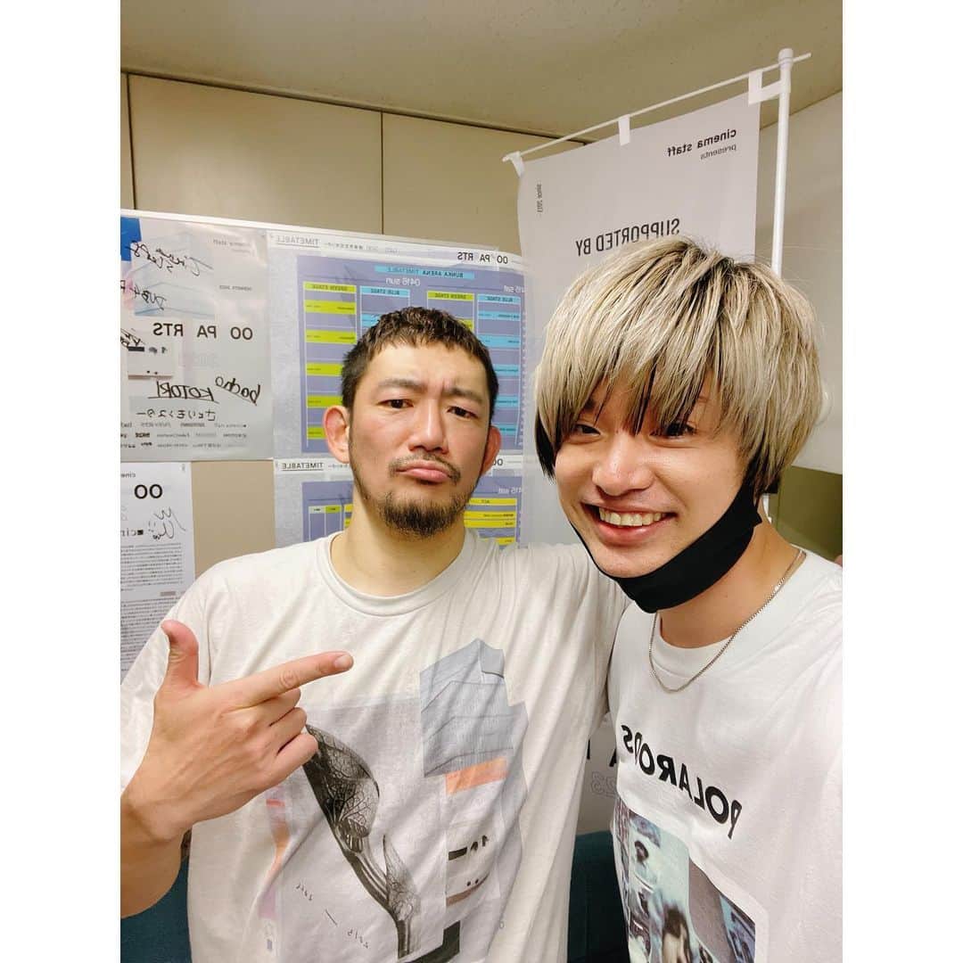 のインスタグラム：「・ BRAHMANのTOSHI-LOWさんと。  MC絶対忘れない。あのあと楽屋にメンバーで皆泣きながら話に行ったら、「褒めすぎたか？」って言われました。  翌日も岐阜のお店に顔出してくれたらしくて、本当かっこいい。尊敬  #brahman  #ooparts2023」