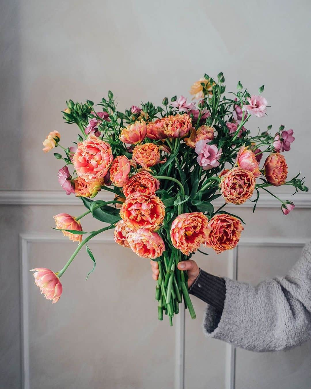 Our Food Storiesのインスタグラム：「Some more spring flowers for you guys 🌿🌞 #ourfoodstoriesstudio  ____ #springiscoming #flowerlovers #flowerphotography #flowerbouquet #blumenstrauß #blumenstrauss #frühlingsblumen #frühlingsdeko #frühlingsboten #blooooms #dreamyaesthetic #momentslikethese」