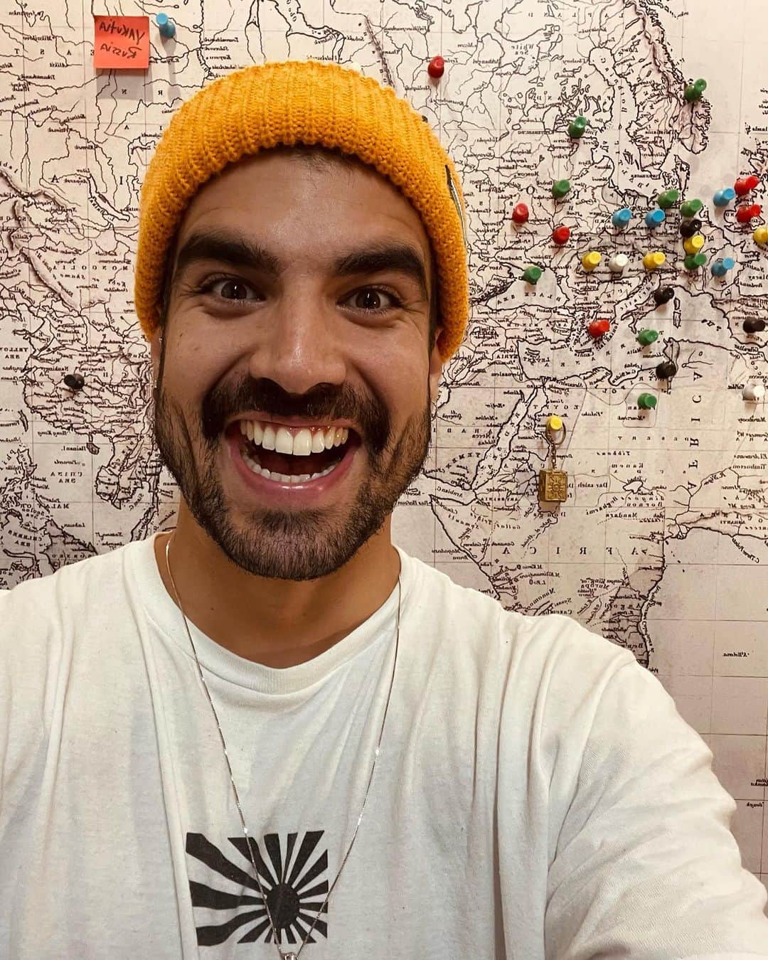 カイオ・カストロのインスタグラム：「Aquela selfie de lei. Arrasta pro lado para ver meu OPPO Reno7 que carrega a bateria em apenas 1 hora. Saiba mais em @oppobrasil #MeuPrimeiroOPPO #ShotOnOPPO #publicidade」