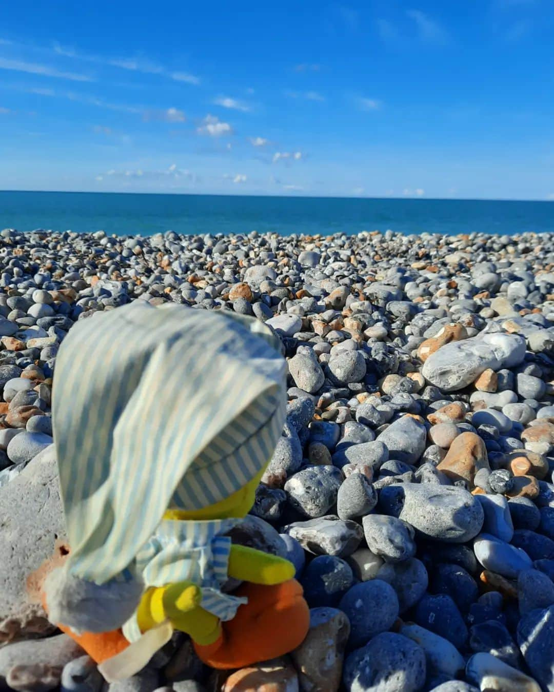 Little Yellow Birdさんのインスタグラム写真 - (Little Yellow BirdInstagram)「Rocky Road! (Dieppe, France, 2022) #littleyellowbird #tweety #tweetykweelapis #adventures #yellow #bird #thursday #tbt #france #holidays #illbeback #beach #rocky #rockyroad #kiezelstrand #dieppe #normandie #normandy #sea #bluesky #stuffedanimalsofinstagram #plushiesofinstagram」4月20日 22時22分 - tweetykweelapis