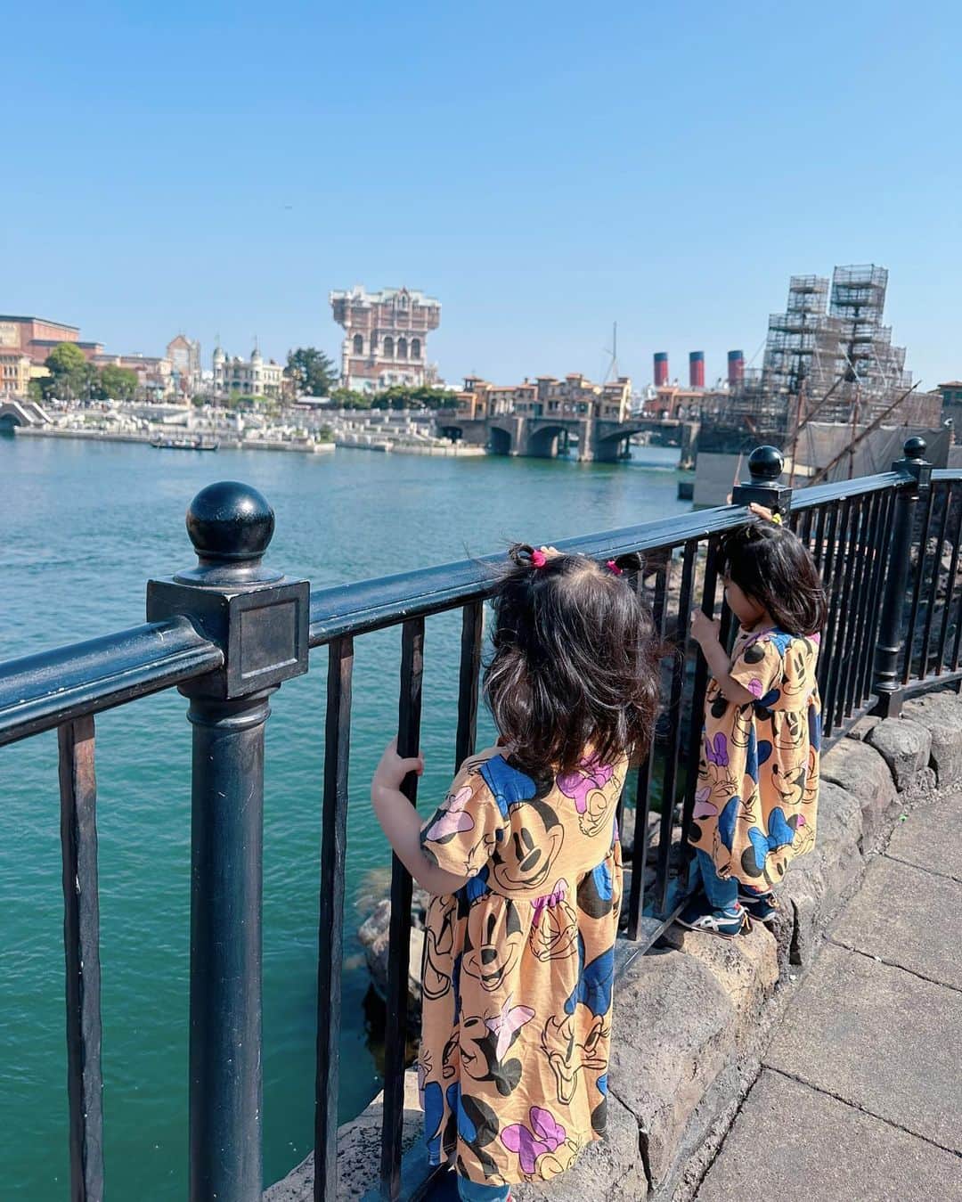 のインスタグラム：「. . ふたごディズニーシーデビュー🧜‍♀️ . 人が多いのがちょっと苦手なひとたち。 （特に②） つねにだっこだっこで 母は身体がバキバキです…🫠 . 午前中は人の多さと暑さと眠気で 機嫌悪かったしな…🫠 . そんな中ふたごさんたちは タートルトーク アクアトピア ジャンピン・ジェリーフィッシュ フライングカーペット シンドバッドに乗り、 ジャンボリーミッキーと ショーを楽しみました‼︎ 滞在時間6時間と短めだったし お昼寝もしたので少なめですね💦 身長測ってもらったら90cm超えていたので もっと乗れるものありましたが 身長制限クリアのリストバンドを つけるのを拒否したので乗れず…🫠 2歳児、なかなかこちらの思い通りには なりませんね😅 . . . ふたりがお昼寝している間にわたしは 初めてソアリンに乗ったのですが 高所恐怖症なこと忘れていて… 手汗びしょびしょでした… そのくらいリアルですごかった… . . 親からするとふたりは はたして楽しかったのかどうか… という感じでしたが 『またいく‼︎』と言っていたし 『たのしかった‼︎』とも言ってくれたので それなりに楽しかったようです☺️ . . 1年前にランドデビュー 今回はシーデビュー 来年はお泊まりディズニーデビューもいいな🥰 それをモチベーションに お仕事頑張ろうっと‼︎‼︎ . . #双子#twins #ツインズ#双胎#双子出産 #双子育児 #ddtwins #dd双胎#多胎育児 #２歳 #ディズニーシーデビュー #子連れディズニー  #2歳児とディズニー」