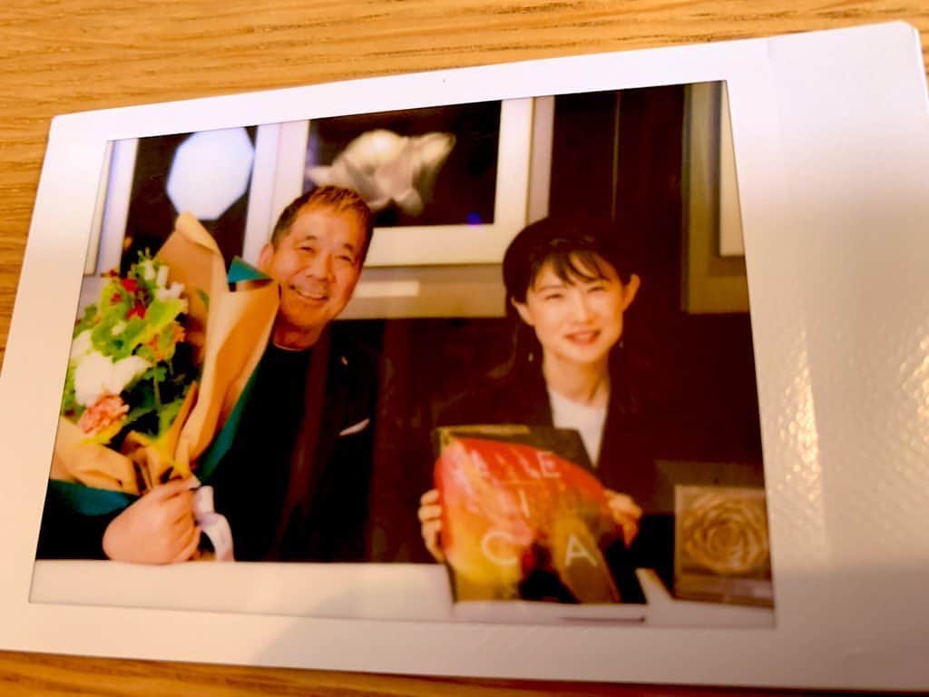 中江有里のインスタグラム：「今日はカメラマン野村誠一先生の誕生日。  中学時代、オーディションの落選組だったわたしを掬い上げ、デビューさせてくれた恩人。 野村先生がいなければ、わたしはここにいませんでした。 ずっと感謝しています。  チェキ、もらいました😊  5月20日までライカギャラリー東京（ライカ銀座展2F）、ライカギャラリー京都（ライカ京都店2F）にて野村誠一写真展「A Half Century ーThe World is Filled with Splendid Things.」開催中。  #中江有里   #野村誠一　先生」