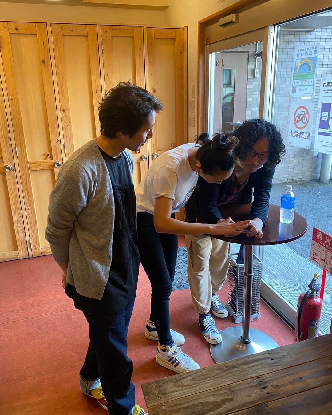 LOVEのインスタグラム：「🐰🐰🐰  リハ初日の感想。 「3人もいる🥹やっと🥹」  スリーピースになるとバリバリエレキが！弾きやすくなる。ガッツリやるじぇ🎸あと一週間！キテネ！  ========================== 十五周年ライブのお礼参りシリーズを経て、次の十五年のスタートを飾る、卯年の卯月(四月)にトリオでお送りするLOVEのワンマンライブ。FUJI ROCK FESTIVAL '22ではウッドベースでデュオを務めたBa.真船勝博 @mafu_mafune 、年明けのワンマンライブでのデュオで圧倒したDr.佐治宣英を迎える。うさぎ年にあやかり飛躍ジャンプ宇宙まで跳びます翔びます！月まで届く三人うさぎライブです。  「LOVE Live 2023〜卯年の卯月の三人うさぎ〜」  ■4月27日(木)18:30開場19:00開演 ■会場：晴れたら空に豆まいて ■LOVE(Vo.&G.)/真船勝博(Ba.)/佐治宣英(Dr.)」