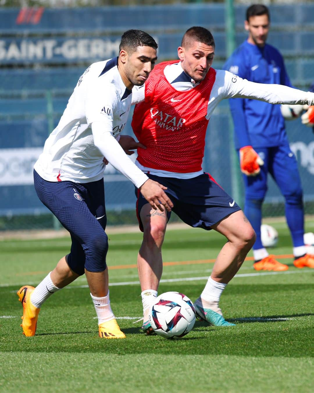 パリ・サンジェルマンFCさんのインスタグラム写真 - (パリ・サンジェルマンFCInstagram)「@achrafhakimi ⚔️⚽️ @marco_verratti92   #SCOPSG #ParisSaintGermain #PSG #PSGTraining #Ligue1 #AllezParis」4月20日 22時26分 - psg