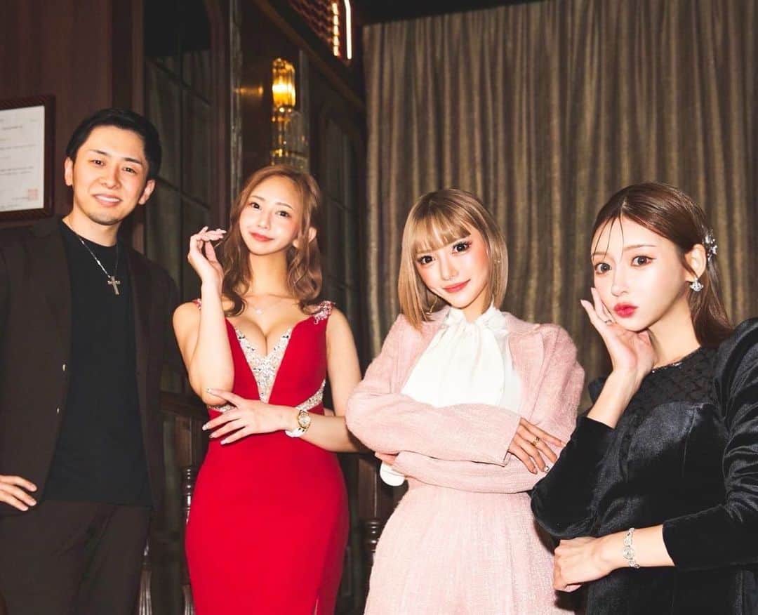 明日花キララのインスタグラム：「. ねぎしこ社長が新しく仲間に加わりました👦🏻  ねぎしこ社長は群馬でキャバクラや飲食店をいくつも経営しているカリスマ社長です💮  メイちゃんはジェイボーグの社長として専門性を生かし 初期からずっと女の子達の育成を頑張ってくれています🩷  一丸となってお客様に快適な時間を過ごしていただけるよう日々努め、より多くのお客様に愛されるお店にになるよう頑張ります！  そして今後は銀座から世界へと展開も考えていますのでこれからもよろしくお願いします㊙️  @jvogue_ginza  #強そうな4人」