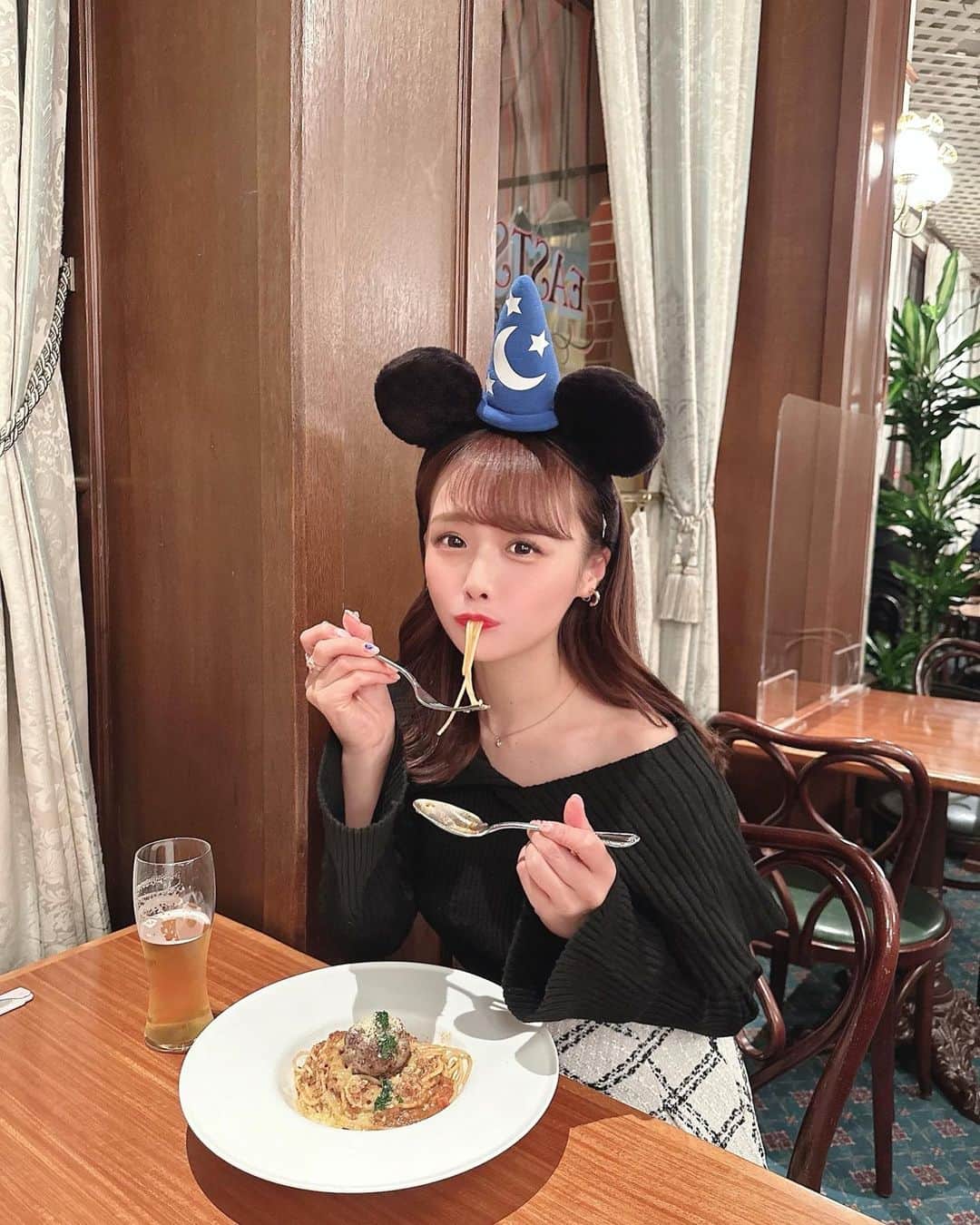 のインスタグラム：「. ウィークナイトパスポートで 夕方からパークを楽しんできたよ🐭🪄 . . . ウィークナイトパスポートは 17時から入園できるチケットだよ🤍 夕方インして、早めの夜ご飯を食べて アトラクション乗って充実した🫶 今の時期は17時でもまだ明るいから ばっちり写真も撮れたよ👍🌷 . . . 夜になるとレストラン混んじゃうから 17時に入園してすぐご飯にしたよ🍽 久しぶりにイーストサイドカフェへ🍝🍷 ボロネーゼ美味しかった💕 (この日は予約せずに並んで入れました！) (絵面的にビールじゃなくてワインに すればよかったと後悔🤣w) . . . 👗トップス　@grl_official . 👗スカート　@grl_official . 👜バッグ　@celine . 👢ブーツ　@gu_for_all_ . . . . #ディズニーランド #ディズニーコーデ #ディズニーフード #ディズニーカチューシャ #ミッキーコーデ #イーストサイドカフェ #ウィークナイトパスポート #grl #グレイル #セリーヌバッグ」