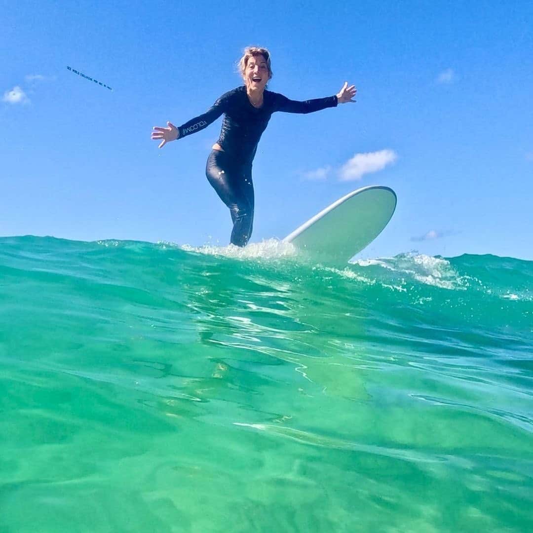 キャロライン・ケネディのインスタグラム：「A reminder that this account is no longer active! You can follow U.S. Ambassador to Australia Caroline Kennedy over at @usembassyaustralia! • Pictured here fully embracing the Aussie lifestyle with 3 x World Champion surfer, 🇦🇺 Mick Fanning!」