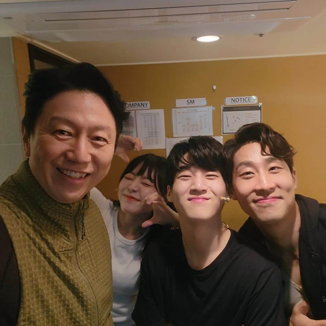 キム・スロのインスタグラム：「뮤지컬. 인터뷰. 오늘도  역시최고네용. 오늘 우리 배우들도 최고네요. 음악도.연출도.안무도 최고최고!  남은기간 계속 최고이기를.........  #예스24스테이지2관 #절찬리공연중 #김리현 #김지철 #조영화」