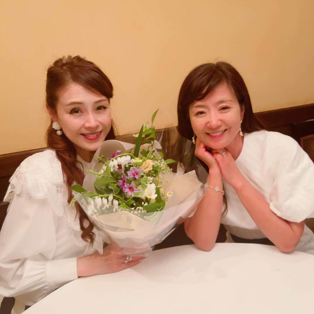 菊間千乃のインスタグラム：「愛してやまない同期❣️ 3月生まれと4月生まれなので、いつもお誕生日を一緒に祝います㊗️ ２０代から、いろーんな苦労や喜びを共有してきたので、何でも話せる唯一無二の存在。 90歳になるまで毎年祝おうねー😊 #フジテレビアナウンサーOB #95年入社」