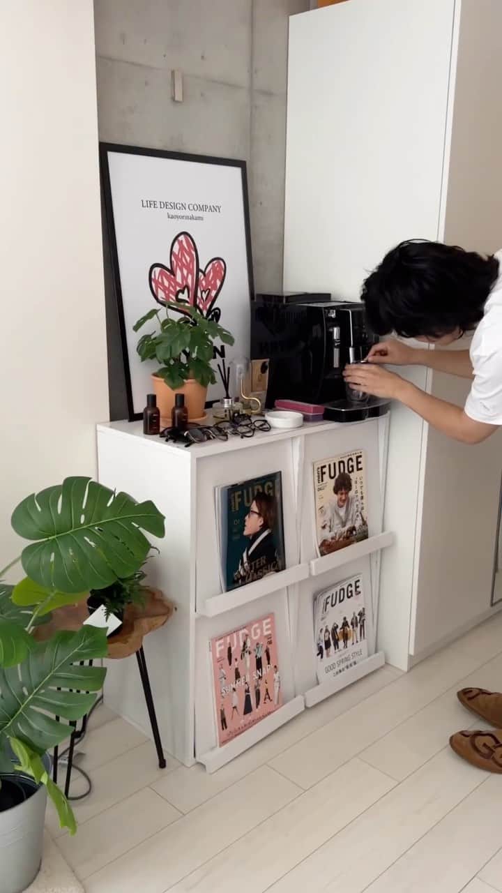 あべじゅんやのインスタグラム：「引っ越してもうすぐで半年経つ！ 今は1Kやけど、デザイナーズのせいか キッチン狭かったり、トイレ狭かったり 色々嫌な部分も見え始めてる！笑  けど今の部屋には満足〜！ 海外み強くてすき！！  #インテリア #ルームツアー#韓国インテリア#コンクリート打ちっぱなし#littlerooms#一人暮らし#引越し」