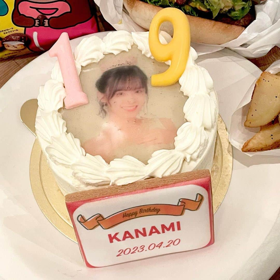 ぱいぱいでか美さんのインスタグラム写真 - (ぱいぱいでか美Instagram)「🧡石栗奏美さんお誕生日おめでとう🧡 . 写真はいつぞやのOCHA NORMAさんのライブ後 仕事に直行したけどまだ興奮してて撮ってもらった写真🍊笑  ケーキは公式に出てるバースデーケーキ🎂♡ ハンバーガーとかサク山は石栗さんが好きな食べ物🍔！  石栗奏美さんバースデーイベント最高でした🫶🏻😭✨ なんかもう、好きでたまらねぇという気持ちになった 19歳の石栗さんが好きなように、 石栗さんの思うように生きていってくれたら嬉しいな〜と思いました 歌とダンスが上手いのは大前提として 本人の意志とか覚悟がまっすぐ伝わってくるところが大好き なのに喋るとへにゃ〜としてるところも好き 衣装もめっちゃ似合ってて最高でした🧡 . #石栗奏美生誕祭 #石栗奏美生誕祭2023 @ocha_norma_official #ご飯ととるのがいいと聞きました  #でか美ちゃん」4月20日 22時40分 - paipaidekami