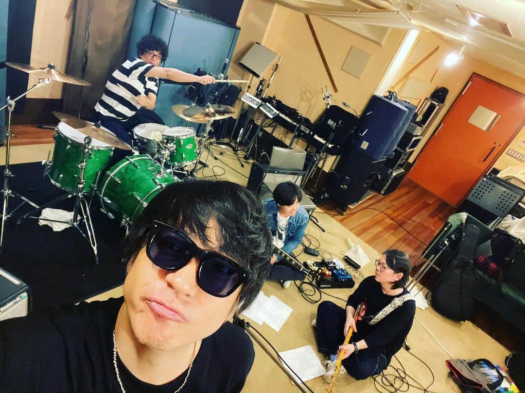 月に吠える。のインスタグラム：「タイミング合ったから ちょっと曲作ってみてる中高年達  #theoldbluebandits」