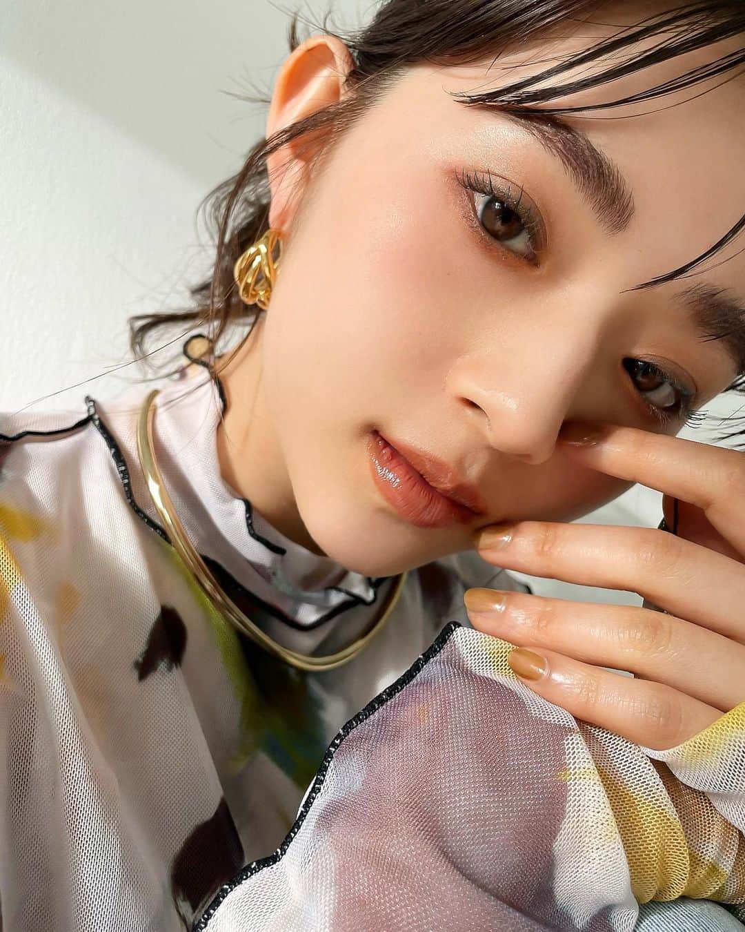 谷口翠彩のインスタグラム：「🌿🟡 𝐦𝐨𝐝𝐞𝐫𝐧 𝐜𝐚𝐬𝐮𝐚𝐥 🟡🌿  風光る   　　　　初夏を感じるgolden brown🌙  Summer 2023 Collection “SUN DREAMING”  時間ごとに移り変わる光に照らされて、  焼けた肌と髪にはさまざまな表情が映し出されていく。  今こそ、静寂さと陽気な雰囲気がミックスされた  夏の太陽のようなハーモニーをまとって  ⚫︎eye：  @addictionbeauty_official  101nostalgic summer @didion_beauty リキッドグリッター03  ⚫︎eyeliner： @chanel.beauty カーキメタル  ⚫︎mascara： @addictionbeauty_official  マスカラA1  ⚫︎cheek： @rmkofficial  ピュア コンプレクション ブラッシュ 02 Diffused Amber , 05 Colal Driftコーラル ドリフト  ⚫︎lip： @suqqu_official  トリートメントラッピングリップ 03蜜込  . . .  #みどめいく#みどへあめいく #カラーライナー#新作コスメ#新作コスメ2023#春コスメ2023#rmk#addiction#addictionbeauty#didion#chanelbeauty」