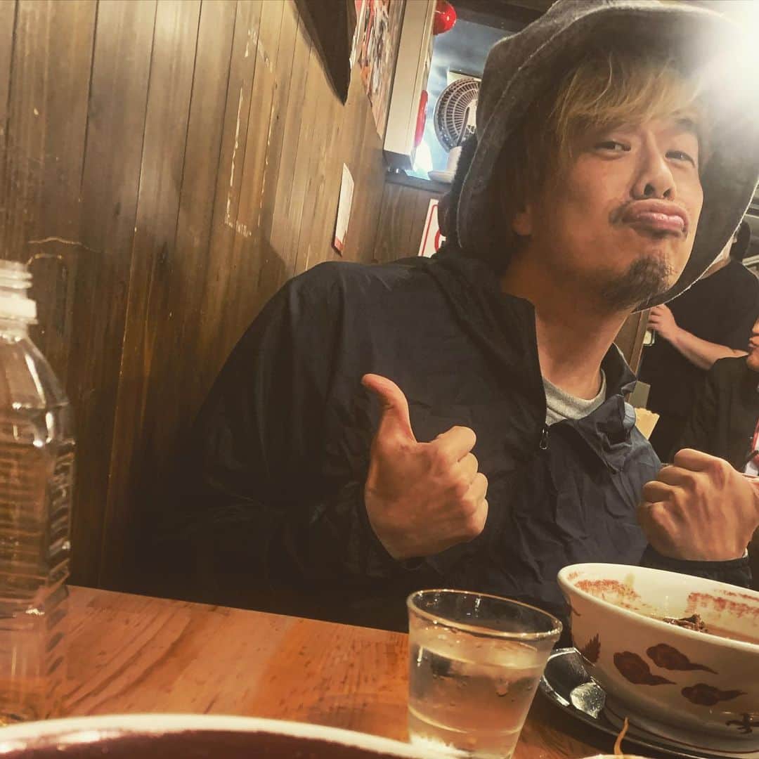 こーいちのインスタグラム：「昔機材車の後部座席に座ってる時にお前に話しかけようと思ってお前パッと見たらイヤホンしてたし何か聴いてるんやと思って喋りかけへんかったけど何となくイヤホンの先の方たどってみたら何も刺さってなくてそれただの耳栓やん男と徳島ラーメン。 　 ほな徳島またな！」