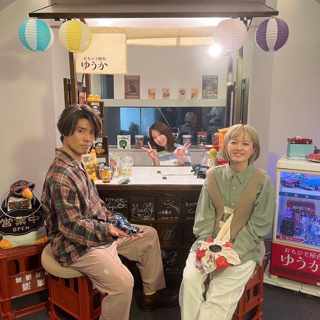 上野優華さんのインスタグラム写真 - (上野優華Instagram)「本日の #tvk #おもひで屋台ゆうか お客様はNewALBUM「恋愛シグナル」に【チョコかアイス】を提供してくださった NakamuraEmiさんとカワムラヒロシさんが遊びに来てくれましたー🍀 レコーディングの時には話せなかった色んなことを沢山きいたよ…！！  最後に謎のコーナーも()🎤♪*ﾟ  24:00～ 是非ご覧下さい！  #NakamuraEmi #カワムラヒロシ #恋愛シグナル #チョコかアイス #テレビ神奈川 #おもひで #屋台 #ラブソング #恋愛ソング #音楽トーク番組 #のつもり」4月20日 22時36分 - yuukaueno0205