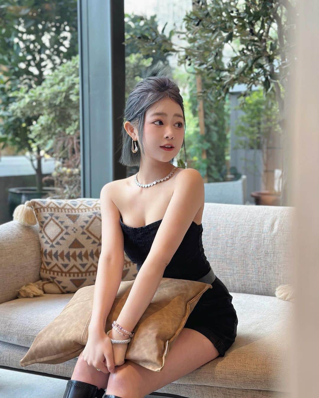 徐薇涵（Wei Han Xu）のインスタグラム：「大直北美感咖啡廳☕️ 空間寬敞又有設計感 裡面外面都好拍～ 食物好吃但價格偏高一點點 ✨ 項鍊 @apmmonaco @apmgirls_asia」