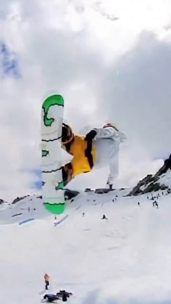 アナログクロージングのインスタグラム：「🎶 All you need is a pinch ‘cuz the Nug is kind. 🎶  We couldn’t think of a better day to resurface this classic Nug commercial we released to launch the iconic board. 👀🍃💨  🏂: @mikeyrencz & @marksollors  #Burton #Snowboarding」