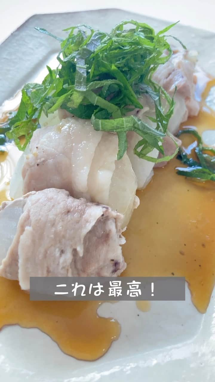 山崎愛香のインスタグラム：「新玉ねぎの蒸し肉巻き 新玉ねぎを沢山頂いたのでお肉を巻いて蒸篭で蒸してみました 作り方を書くほどでもないのですが、玉ねぎ12を線維に治って6等分し、塩胡椒を振った豚肉を巻いて蒸篭で15分蒸すだけ。 仕上げにポン酢をかけて大葉を乗せたら出来上がり！ 玉ねぎが甘くなって美味しい...!！✨ あまりに美味しくて別の日に夫婦で新玉ねぎ1個半分食べました笑 玉ねぎは厚めに切ってあるので食べ応え抜群です！！！ #蒸電#せいろ蒸し#蒸篭レシピ #新玉ねぎ＃肉巻き#献立#夜ごはん」