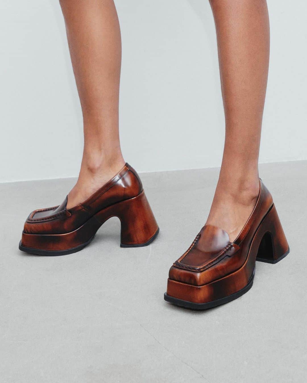 エイティーズのインスタグラム：「Meet the Ruby heels in brown brush-off leather.   Available now, online and in stores.」