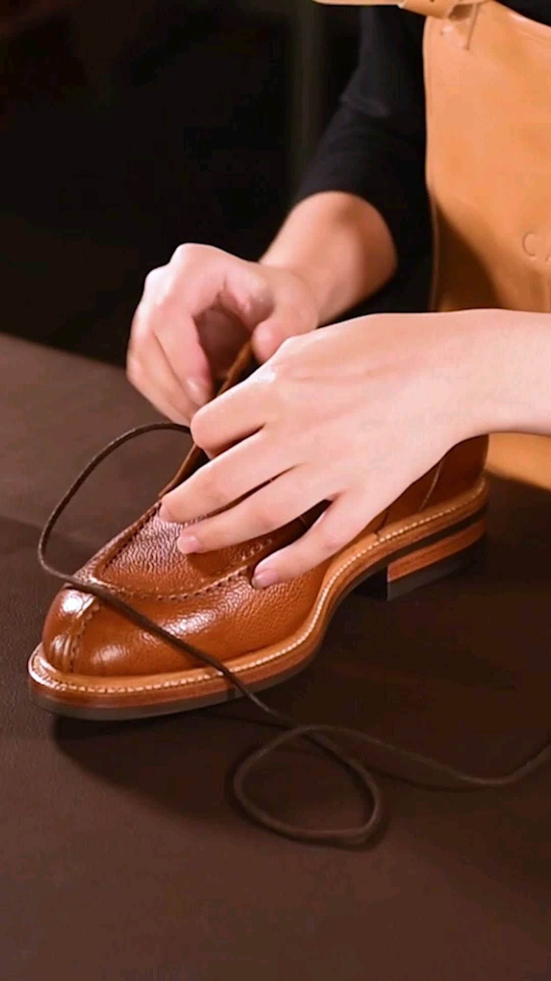 カルミナのインスタグラム：「How to Lace & tie Shoes | Bar Lacing  Bar lacing is considered the correct method for shoes with closed laces, while criss-cross lacing is considered appropriate for open laced and casual shoes.  #carmina #carminashoemaker #カルミナ #handmadeshoes #shoesoftheday #customshoes #shoesonline #ootdshoes #shoestagram #shoes #styleforum #instashoes #shoesaddict  #premiumshoes #footwearfashion #shoesfashionlovers #dapper #leathershoes #ootdfashion #artisan #handcrafted #mensstyle #gentlemanstyle #dressshoesmen #menwithsuitstyle #dandystyle #dressshoesformen #shoesformen #menstyle #mensweartips」