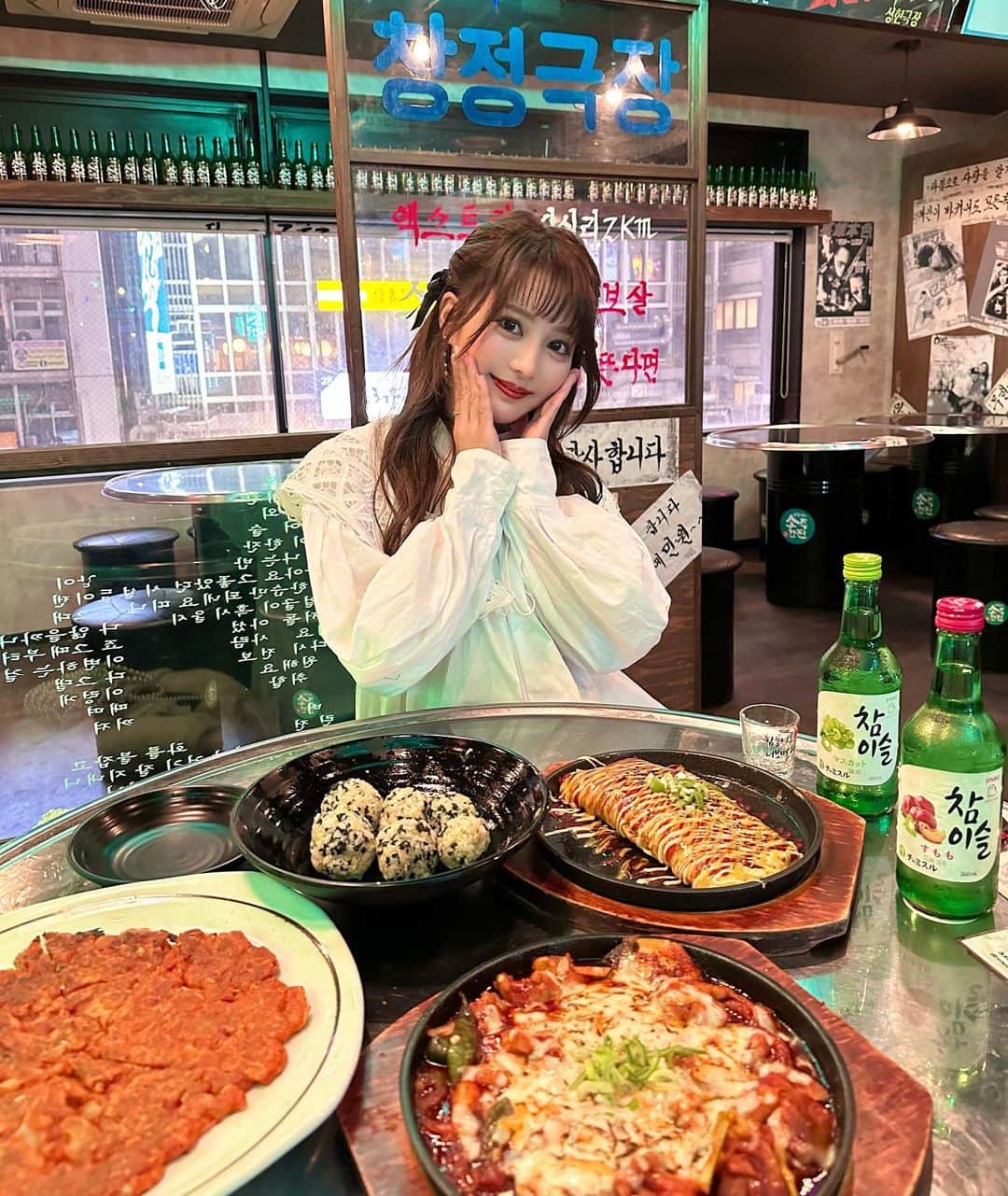 yurinaのインスタグラム：「. イムチャンジョンのソジュハンザン @imchangjung_sojuhanjan  っていう韓国料理のお店にご飯行ったよ〜😋💓  お料理全部ボリューミーで おいしいんだけど キムボソンのだし巻きが チーズ入っててめっちゃ美味しかった😭💓  おにぎりも作ったり 店内も韓国で おいしいし楽しいし最高でした🥹🫶  #大阪韓国料理 #韓国料理 #心斎橋居酒屋 #韓国居酒屋 #大阪居酒屋 #関西グルメ#大阪旅行#心斎橋グルメ #ミナミグルメ #鶴橋コリアンタウン #도톤보리　#도톤보리맛집#大阪韓国料理店　#난바맛집 #ミナミグルメ #道頓堀グルメ#大阪ディナー #大阪グルメ #道頓堀#なんばグルメ #難波グルメ #난바　#難波ディナー  #大阪観光  #大阪ミナミ #コリアンタウン鶴橋 #大阪心斎橋 #오사카맛집」