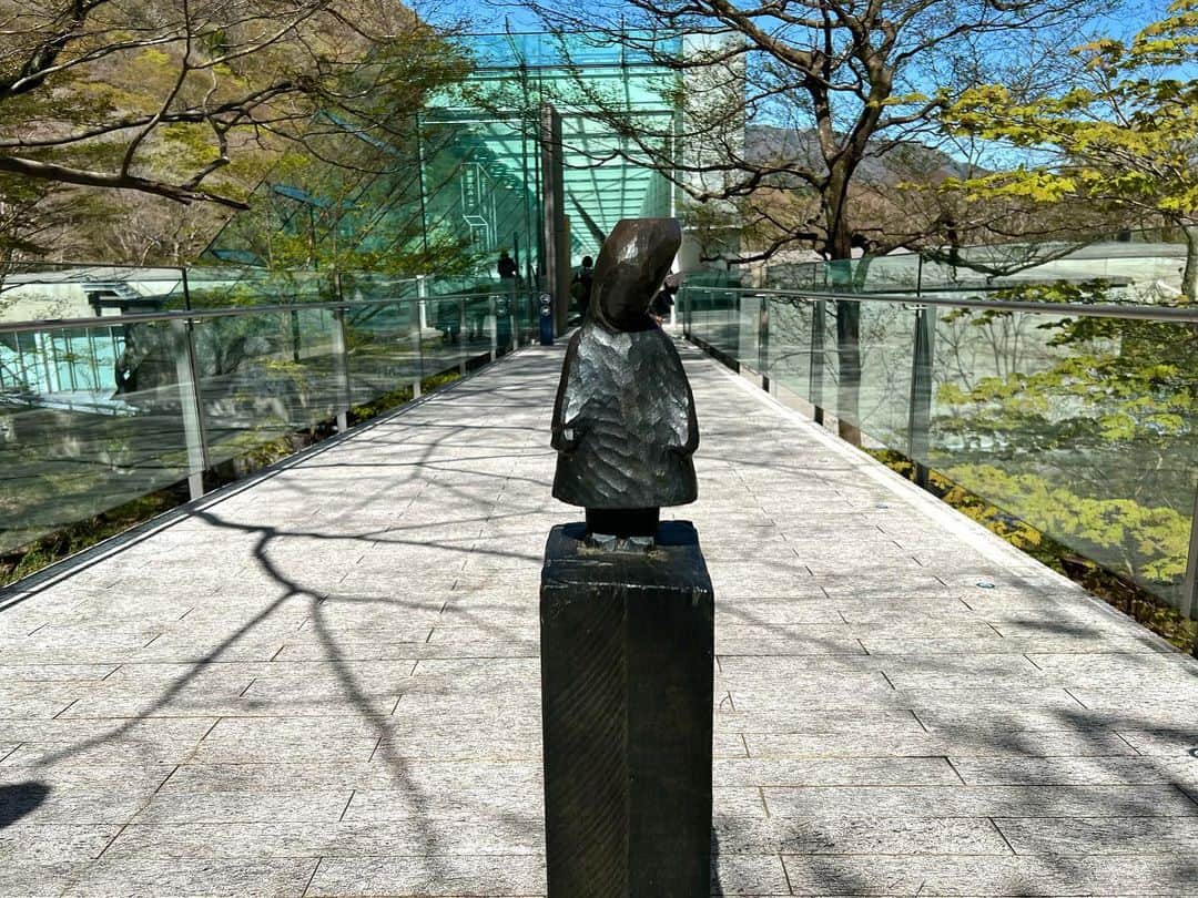 伊藤友季子さんのインスタグラム写真 - (伊藤友季子Instagram)「🌳🖼️ ⁡ 大好きなポーラ美術館 とても久しぶりの訪問でした。 ⁡ 自然と調和した建築が素晴らしく その空間にいるだけでわくわくする。 ガラス窓から見える広い空と箱根の山 差し込む光が清らかで そこに飾られている作品も 生き生きと輝いて見える。 ⁡ 穏やかな気持ちで ゆったりアートと過ごせました。 ⁡ ピンクの壁によく映える マティスの鮮やかな色づかいに元気をもらい モネやルノワールの優しさに包み込まれ どんどん心が潤っていくのがわかりました。 ⁡ ピカソの好きな言葉を思い出しました📝 ⁡ ‘Art washes away from the soul the dust of everyday life.’  ーPablo Picasso ⁡ ⁡ 幸せで豊かな時間。 ⁡ ⁡ ⁡ #ポーラ美術館 #polamuseum #箱根 #美術館 #hakone #museum #art  ⁡#ユキコーデ」4月20日 22時49分 - yukiko_xx