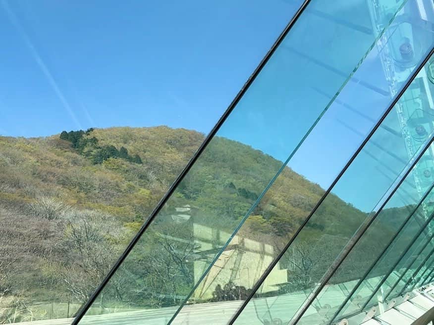 伊藤友季子さんのインスタグラム写真 - (伊藤友季子Instagram)「🌳🖼️ ⁡ 大好きなポーラ美術館 とても久しぶりの訪問でした。 ⁡ 自然と調和した建築が素晴らしく その空間にいるだけでわくわくする。 ガラス窓から見える広い空と箱根の山 差し込む光が清らかで そこに飾られている作品も 生き生きと輝いて見える。 ⁡ 穏やかな気持ちで ゆったりアートと過ごせました。 ⁡ ピンクの壁によく映える マティスの鮮やかな色づかいに元気をもらい モネやルノワールの優しさに包み込まれ どんどん心が潤っていくのがわかりました。 ⁡ ピカソの好きな言葉を思い出しました📝 ⁡ ‘Art washes away from the soul the dust of everyday life.’  ーPablo Picasso ⁡ ⁡ 幸せで豊かな時間。 ⁡ ⁡ ⁡ #ポーラ美術館 #polamuseum #箱根 #美術館 #hakone #museum #art  ⁡#ユキコーデ」4月20日 22時49分 - yukiko_xx